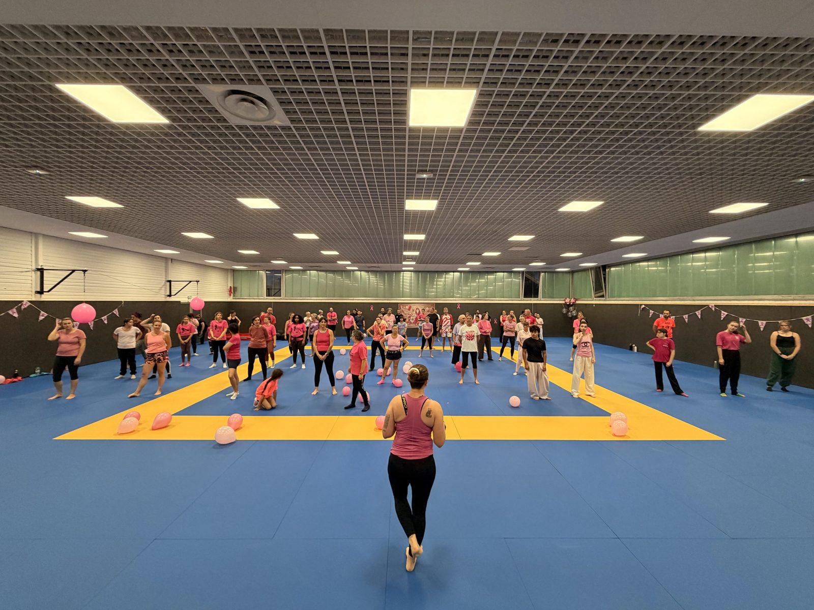 Participants en rose réunis sur les tatamis pour Octobre Rose au FTAK